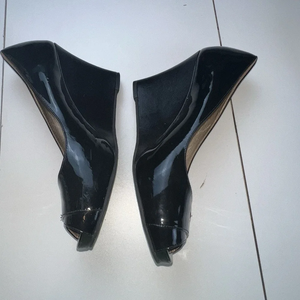 Lilly Pulitzer Black Patent Leather Wedge Peep Toe Classic Heels. 8.5 M
